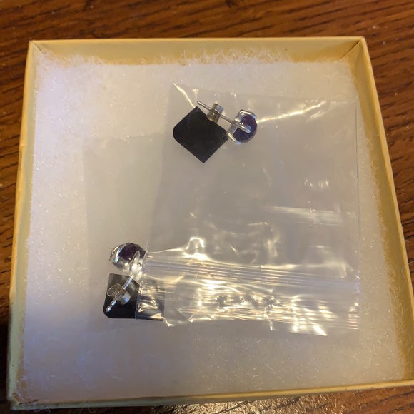 Purple stud earrings - Picture 2 of 3